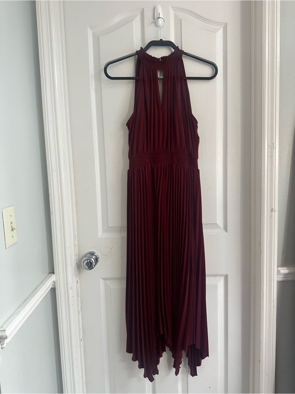 Pretty Garden Sleeveless Pleated Midi Dress in Burgundy